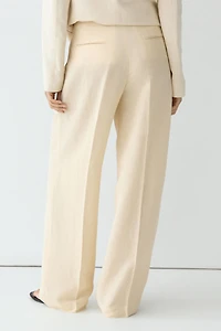 Flowing trousers with pleats
