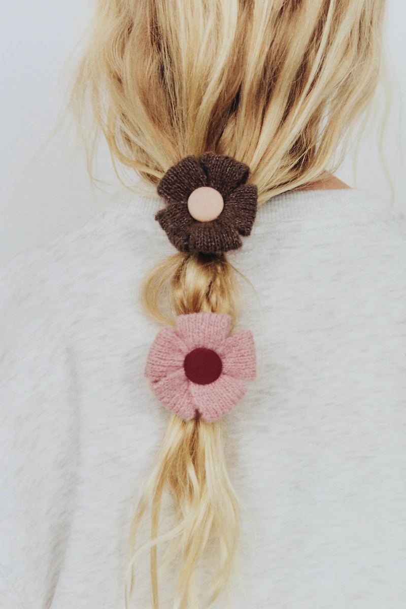 KNIT FLOWER SCRUNCHIES