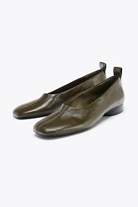 BALLERINES EN CUIR À TALONS BAS