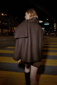 MANTEAU COURT AVEC ÉCHARPE EN LAINE