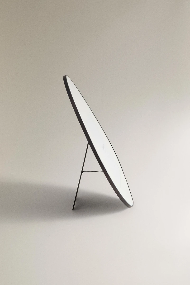 IRREGULAR-SHAPED PICTURE FRAME