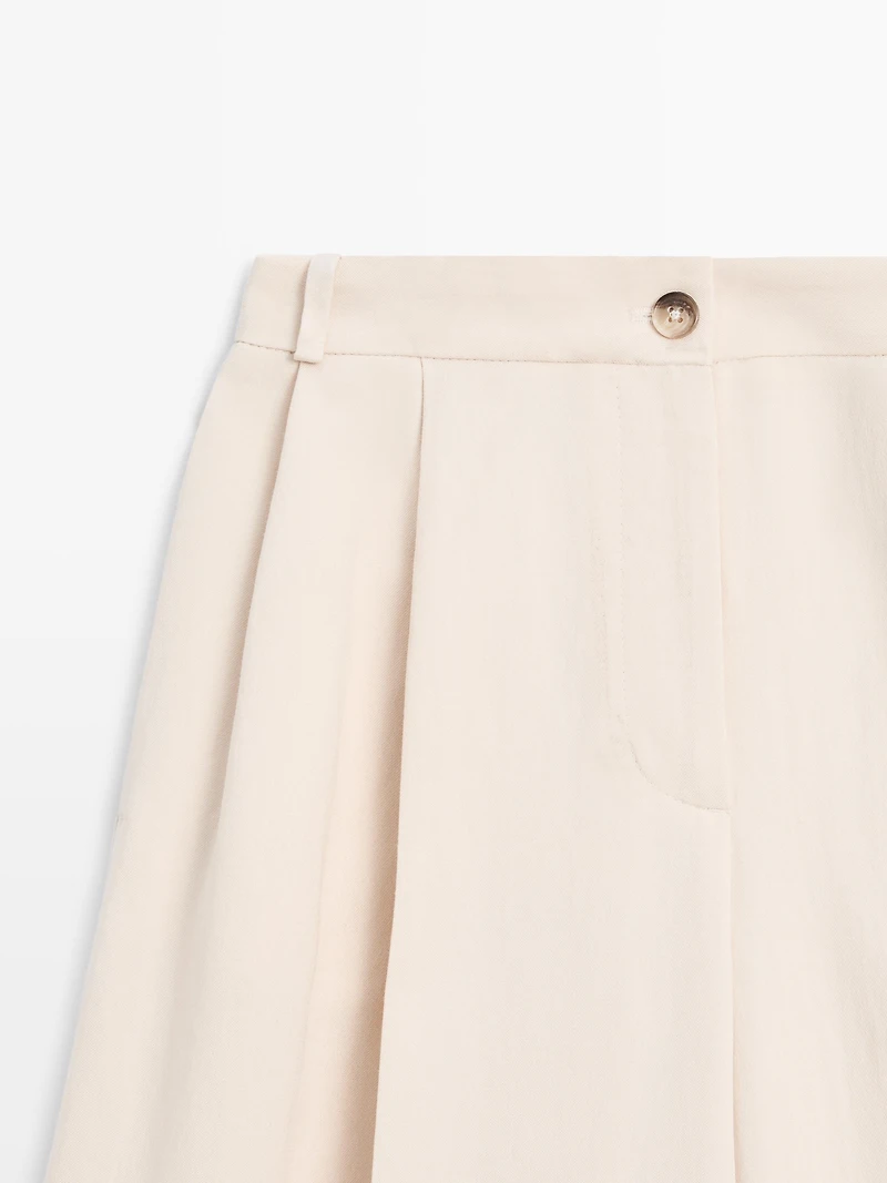 Flowing trousers with turn-up hems