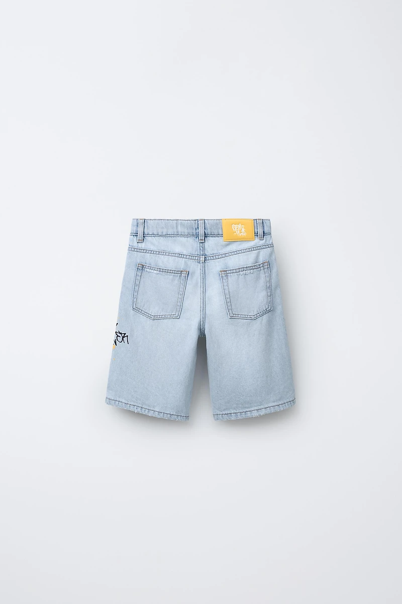 BERMUDA EN DENIM DROIT DÉCHIRÉ ET IMPRIMÉ GRAFFITI