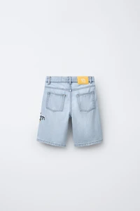 BERMUDA EN DENIM DROIT DÉCHIRÉ ET IMPRIMÉ GRAFFITI