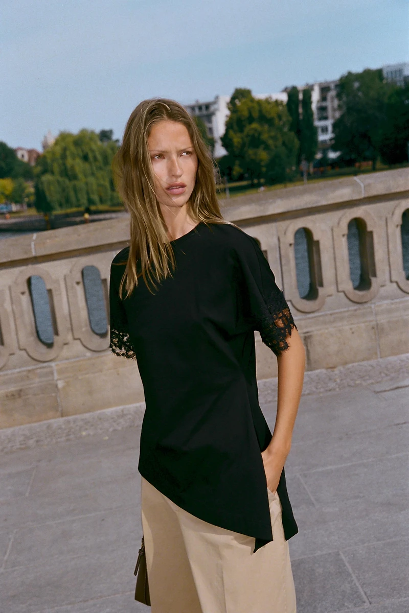 ASYMMETRIC LACE T-SHIRT