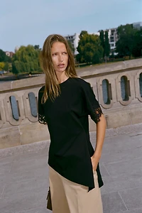 ASYMMETRIC LACE T-SHIRT