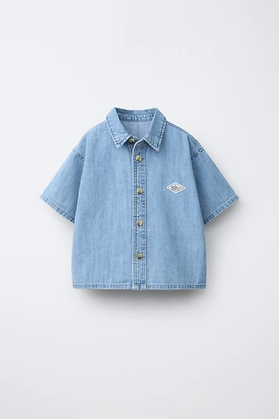 CHEMISE EN JEAN À ÉTIQUETTE