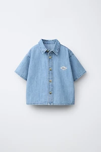 CHEMISE EN JEAN À ÉTIQUETTE