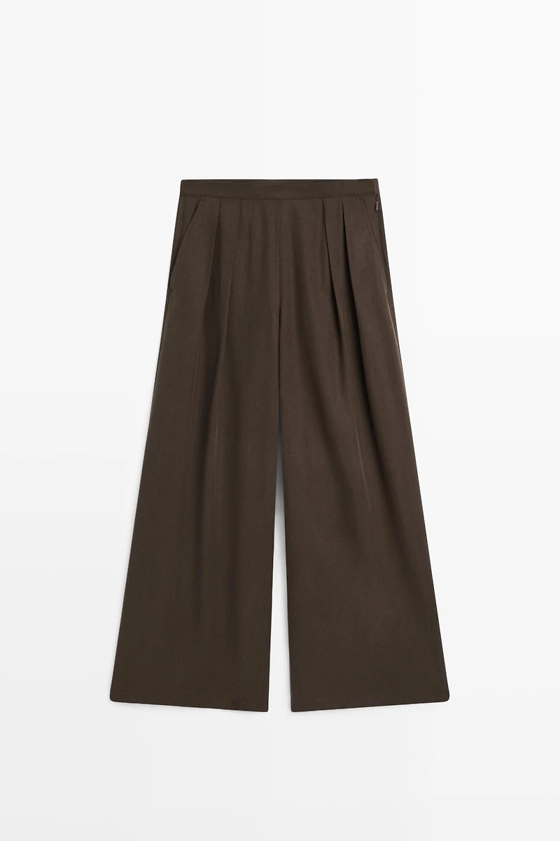 Flowing wide-leg pants with dart detail
