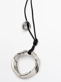 Pendentif en cuir avec pièce irrégulière