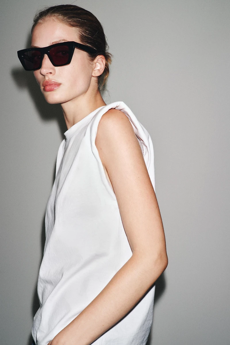SLEEVELESS SHOULDER PAD T-SHIRT