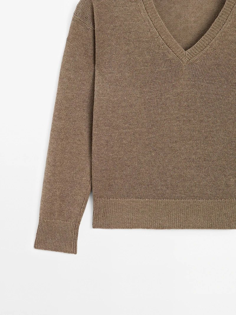 Long sleeve V-neck knit sweater