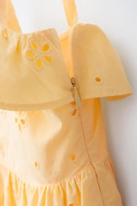 ROBE BRODÉE SCHIFFLY À VOLANTS