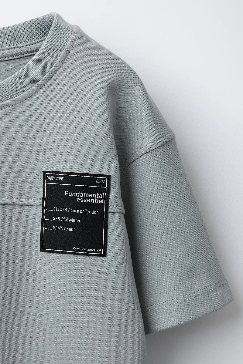 ENSEMBLE T-SHIRT ET BERMUDA INTERLOCK ÉTIQUETTE