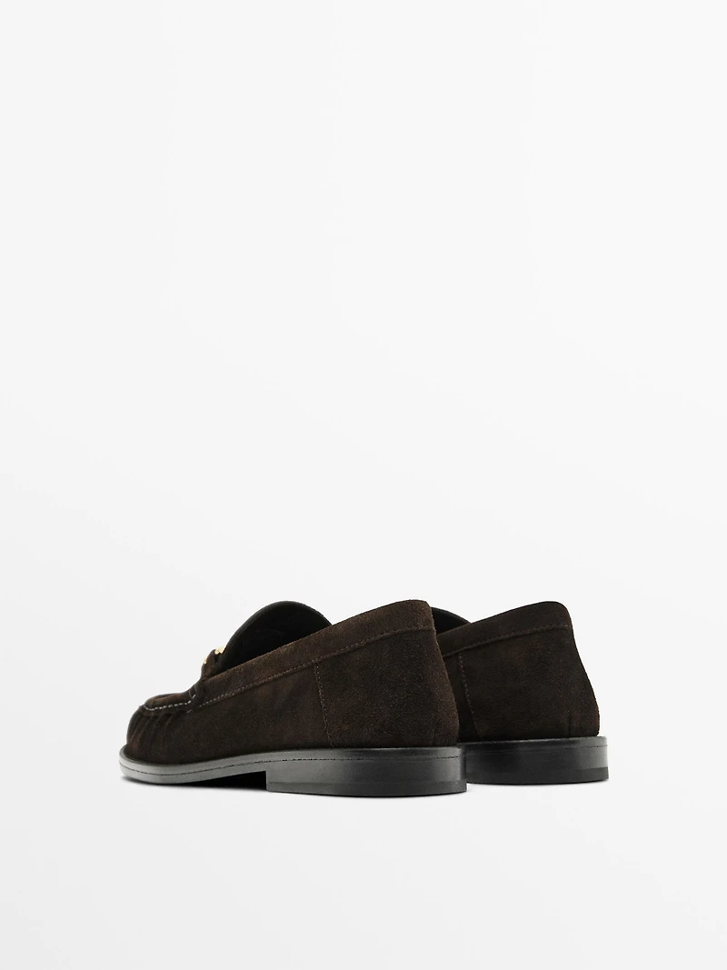 Mocassins croûte de cuir applique métallique