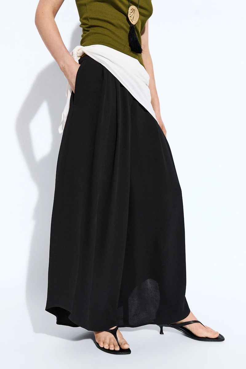 Voluminous wide-leg pleated pants