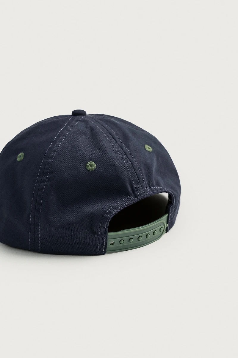 CASQUETTE À VISIÈRE PLATE BRODÉE