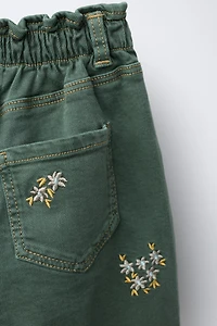 PANTALON BAGGY EN SERGÉ AVEC FLEURS BRODÉES