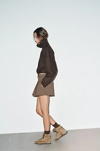 SHORT À PLIS ET BOUTONS