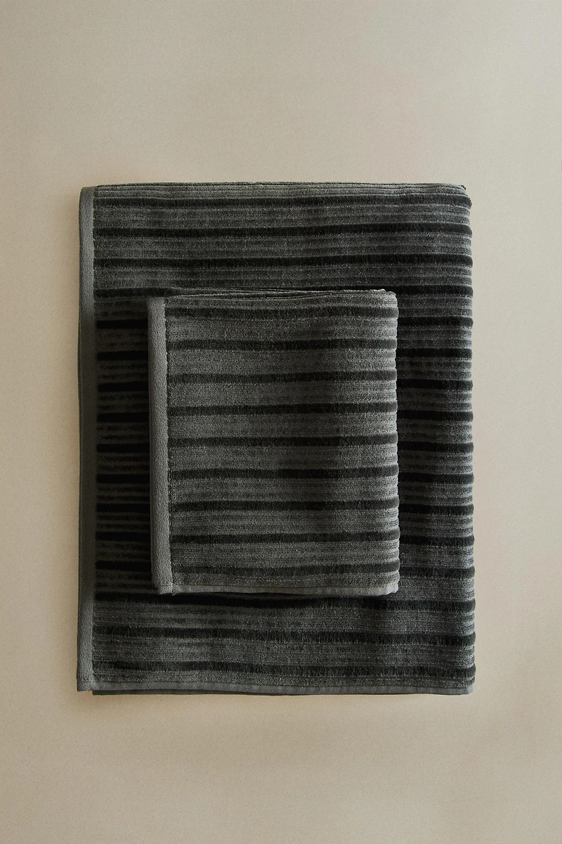 SERVIETTE DE BAIN VELOURS TEXTURÉE RAYURES