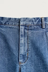 REGULAR FIT PLEATED DENIM SHORTS