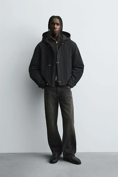 VESTE À CAPUCHE ET BRANDEBOURGS