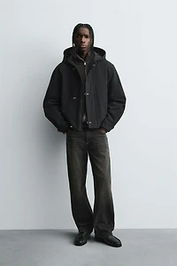 VESTE À CAPUCHE ET BRANDEBOURGS