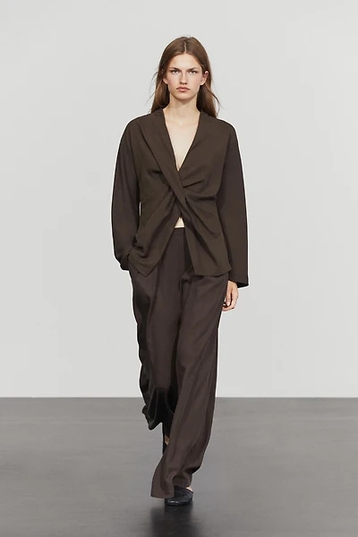 Flowing wide-leg pants with dart detail