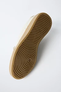 HEART CHARM SNEAKERS