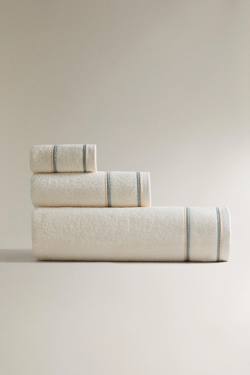 BATH TOWEL WITH DOUBLE CONTRAST PIPING