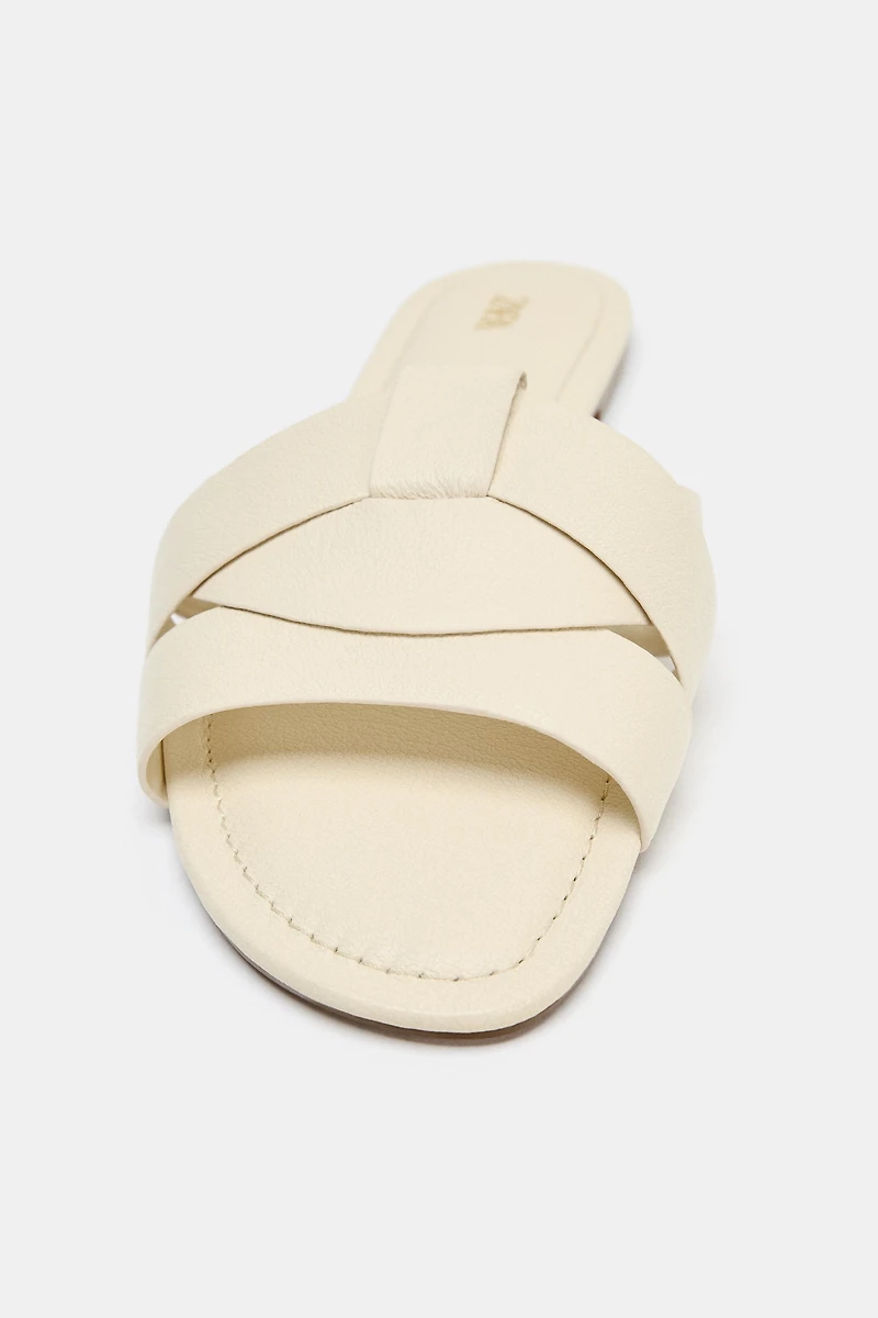 SANDALES PLATES EN CUIR À BRIDES CROISÉES