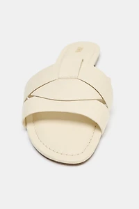 SANDALES PLATES EN CUIR À BRIDES CROISÉES