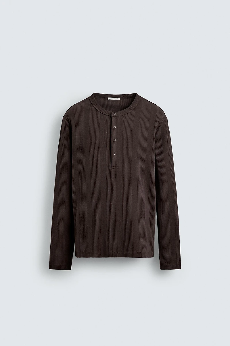TEXTURED HENLEY COLLAR T-SHIRT