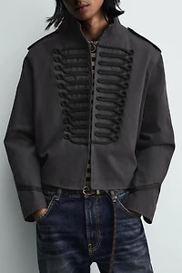 VESTE COURTE AJUSTÉE À BRANDENBOURGS EN CONTRASTE