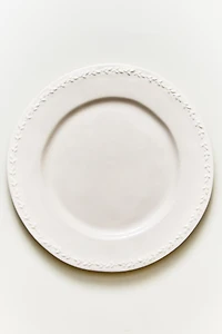 EARTHENWARE DINNER PLATE WITH RAISED RIM DETAIL