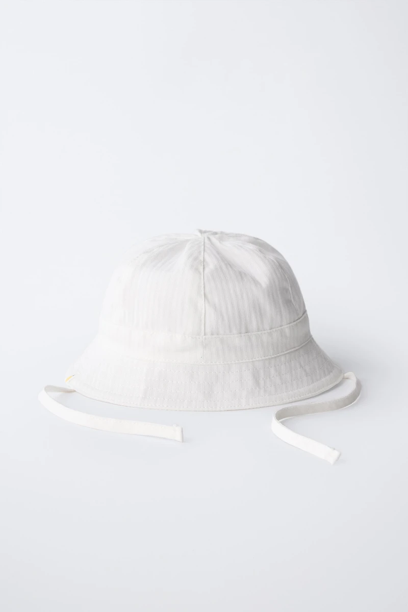 BONNET AVEC ÉTIQUETTE