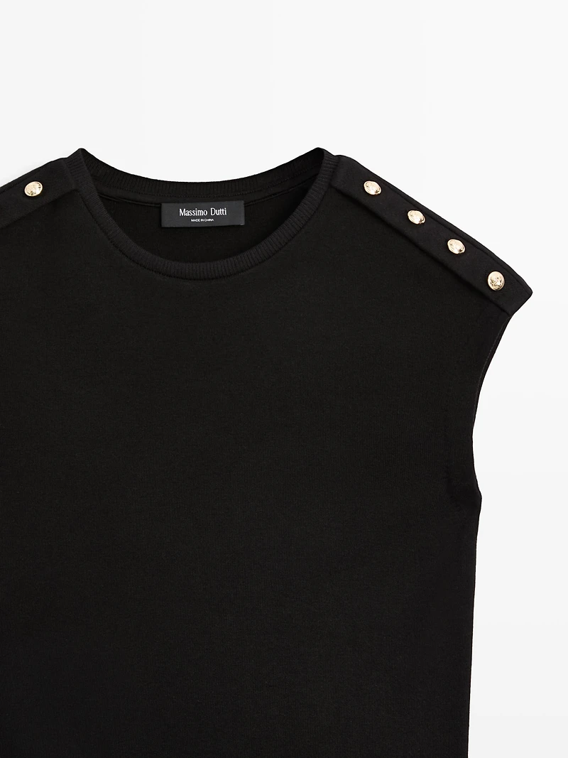 Drop sleeve T-shirt with button details