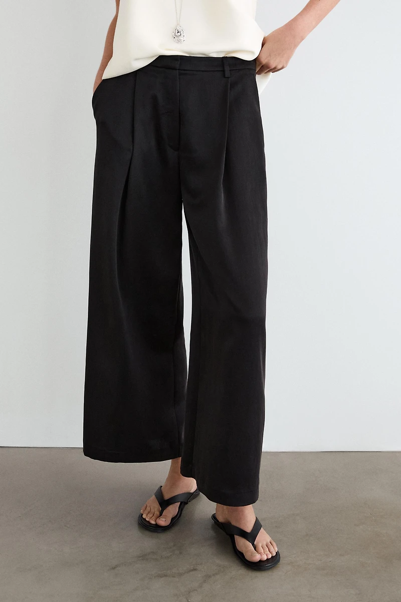 Flowing trousers with pleated details