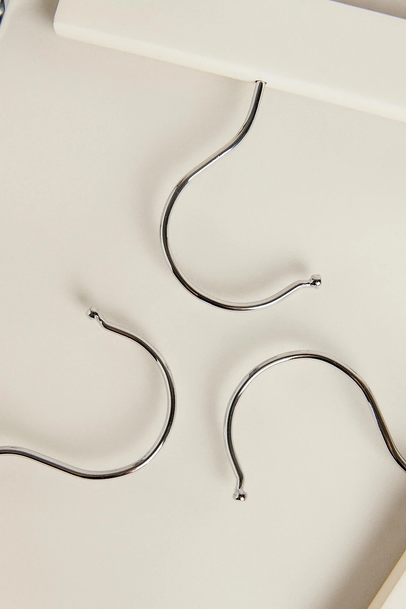 KIDS’ WOODEN HANGERS WITH CLIPS (PACK OF 3)