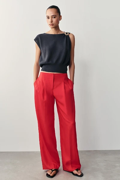 TOP EN MAILLE À DÉTAILS