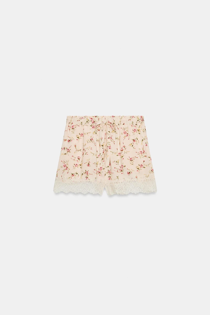 SHORT À IMPRIMÉ FLEURI ET DENTELLE