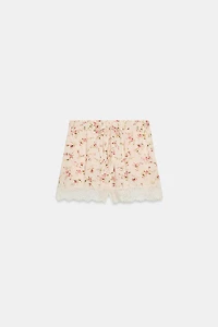 SHORT À IMPRIMÉ FLEURI ET DENTELLE