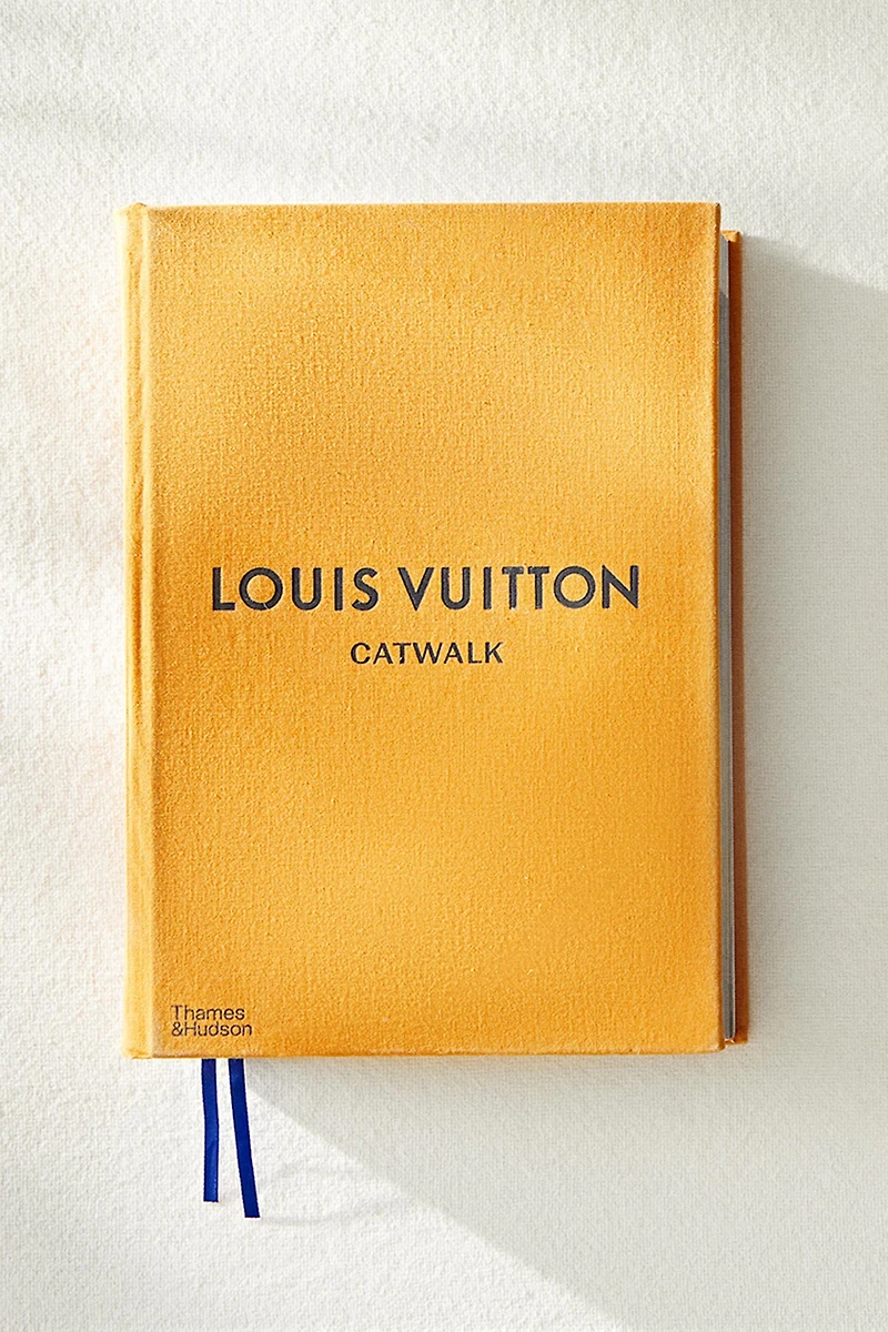 LIVRE LOUIS VUITTON CATWALK