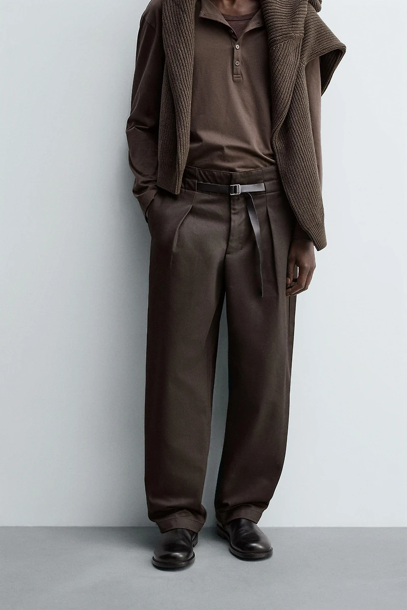 PANTALON À PLIS ET CEINTURE