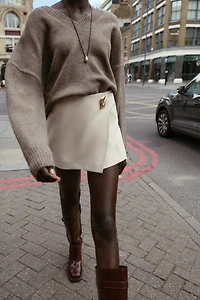 JUPE-PANTALON ASYMÉTRIQUE AVEC APPLIQUE