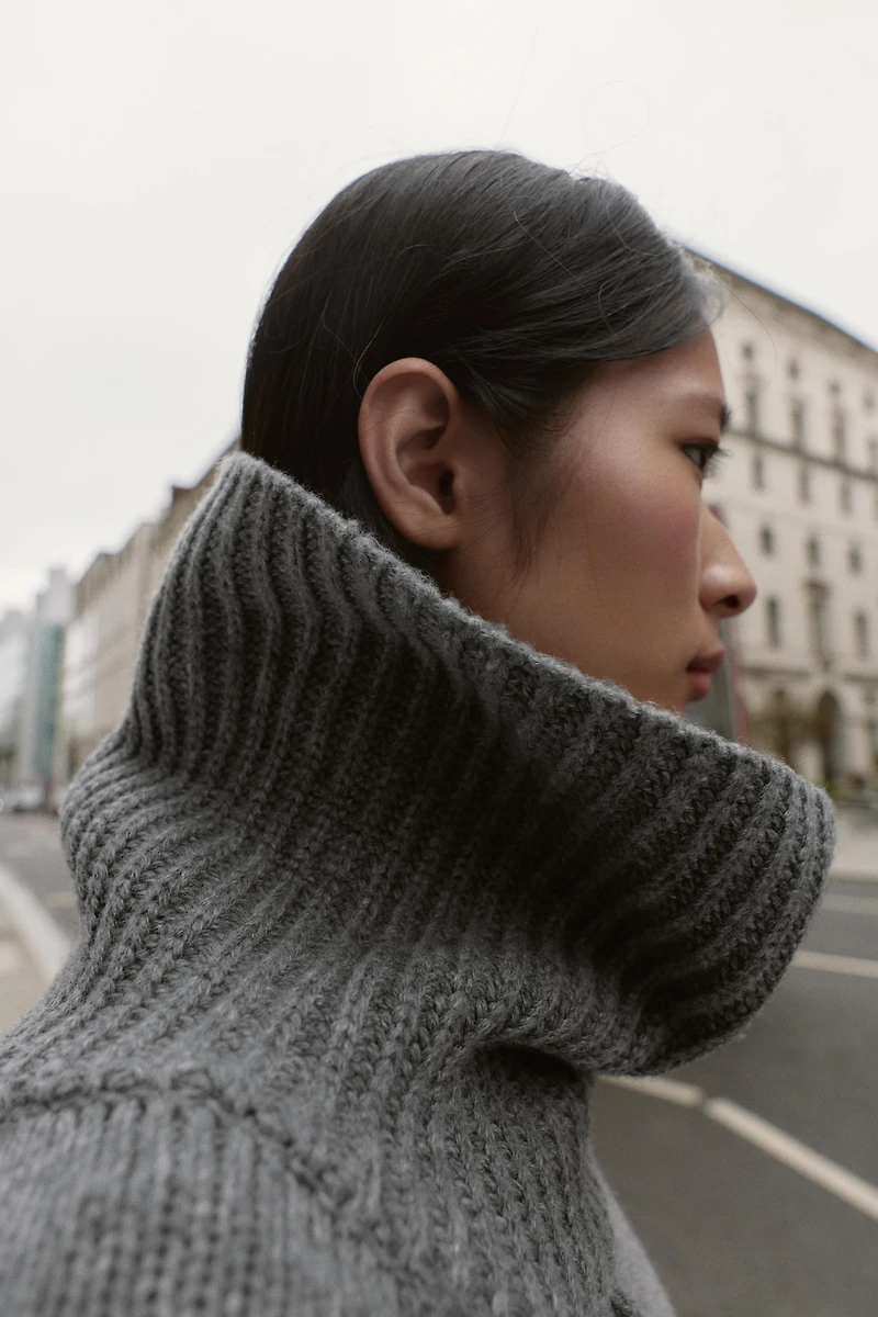 OVERSIZED HIGH NECK KNIT JUMPER