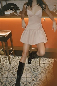 ROBE COURTE À BRETELLES ET VOLUME