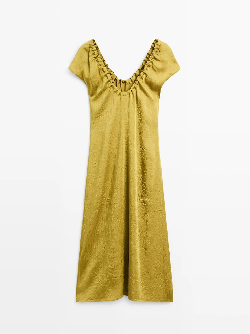 Robe midi satinée et froncée