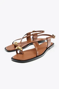 FLAT SANDALS WITH STRAPS AND METAL DETAIL