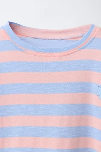 T-SHIRT À RAYURES AVEC PIÈCE FLEURIE
